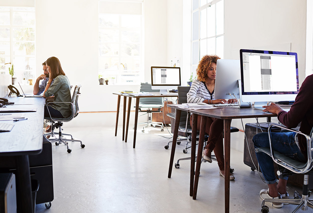 GettyImages-530933176_how-does-hotdesking-work