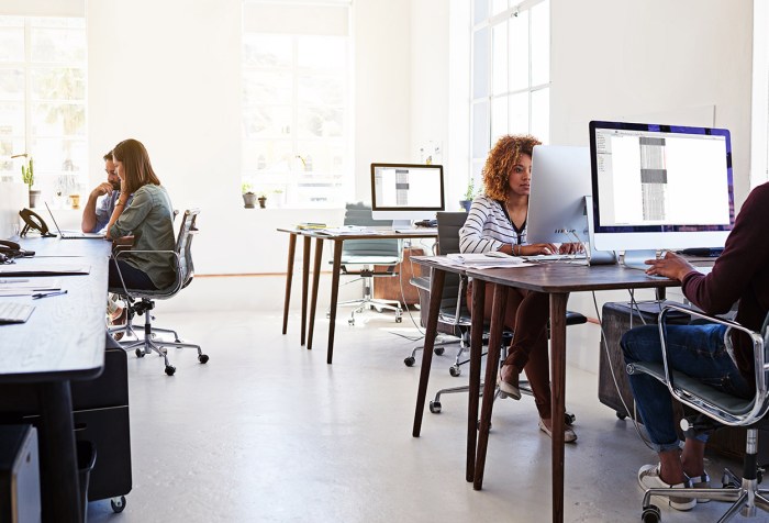 GettyImages-530933176_how-does-hotdesking-work